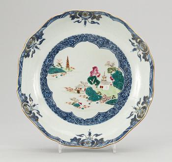 518. SKÅLFAT, porslin. Qing dynastin. Qianlong (1736-95).