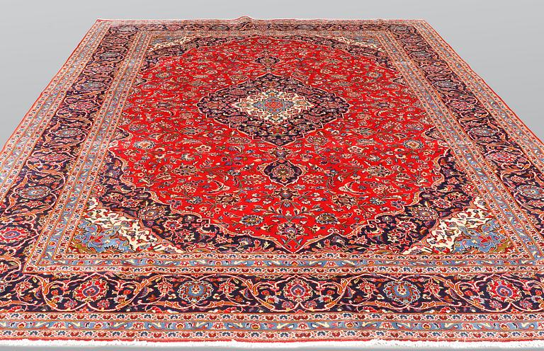 A carpet, Kashan, ca 401 x 302 cm.