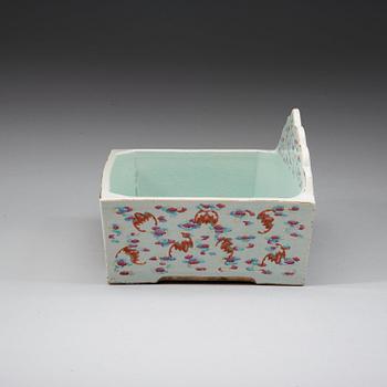 A pair of hand basins, Qing dynasty, early 20th century.