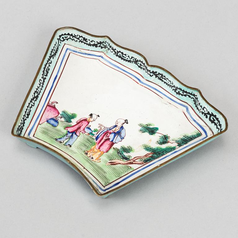 Two enamelled dishes for cabaret and a box with cover, Qing dynasty, 18th/19th century.