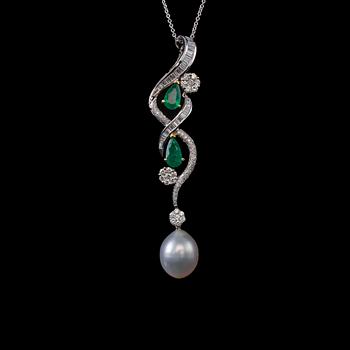 532. A PENDANT, Brilliant- and baguette cut diamonds c. 2.98 ct. Columbian emeralds c. 1.72 ct. South sea pearl 13 mm.