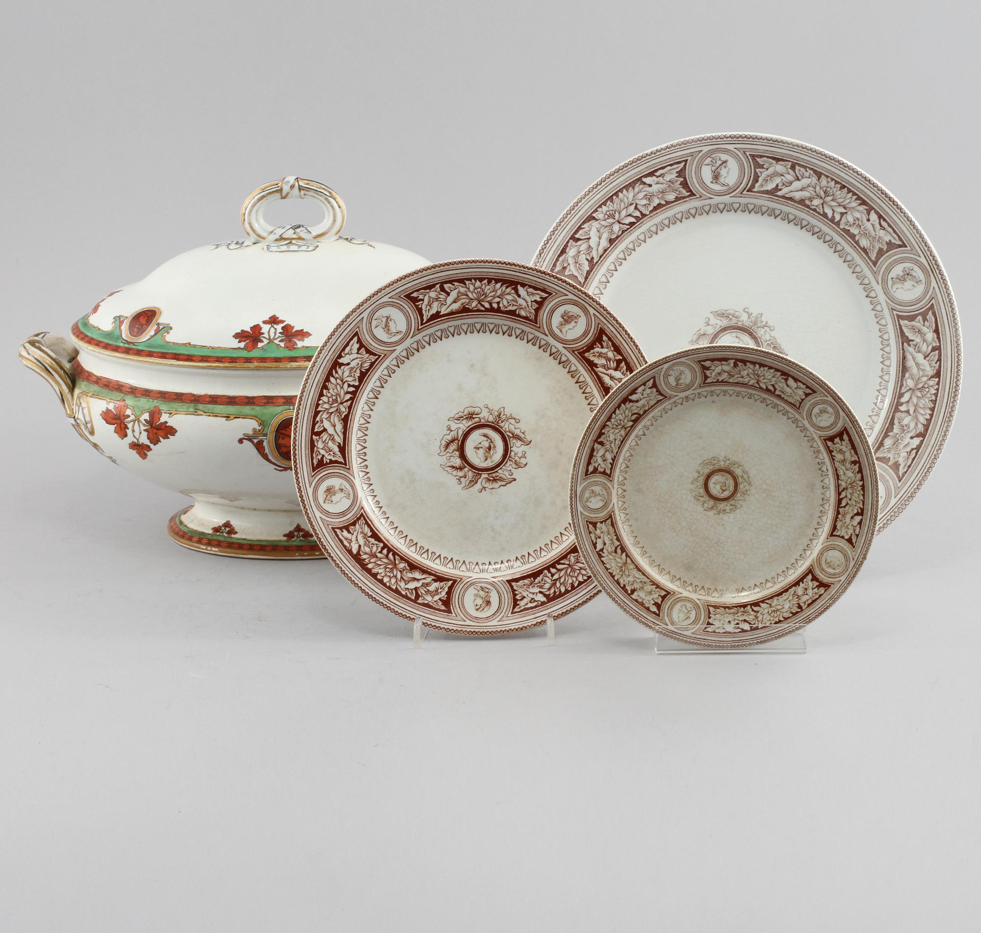 SERVISDELAR, 52 st, flintgods, "Minerva" Gustafsberg samt LOCKTERRIN, "Cameo", England, 1800-talets andra hälft.