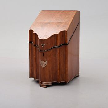 BESTICKSCHATULL, England, 1800-talets första hälft.