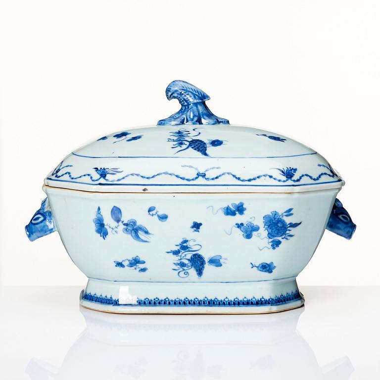 A blue and white tureen with cover, Qing dynasty, Qianlong (1736-1795).