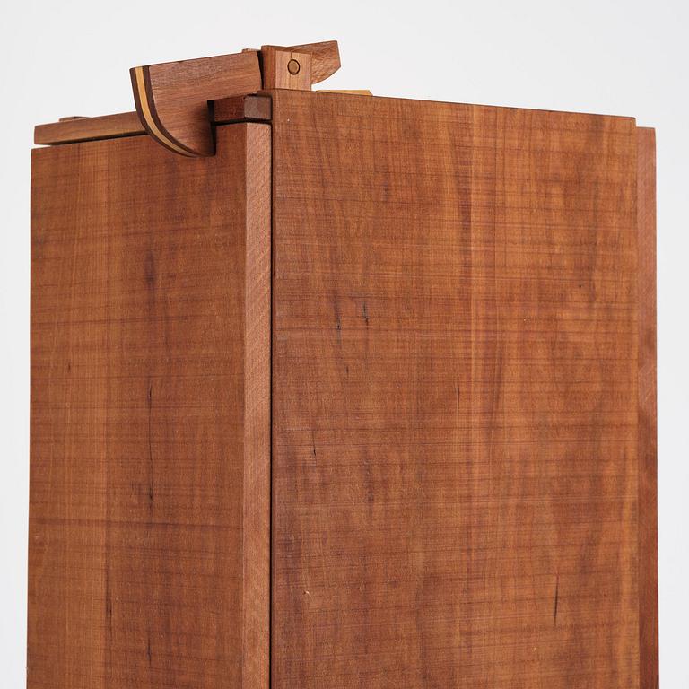 John Kandell, a "Solitär" cabinet, Källemo, Värnamo, post 1981.