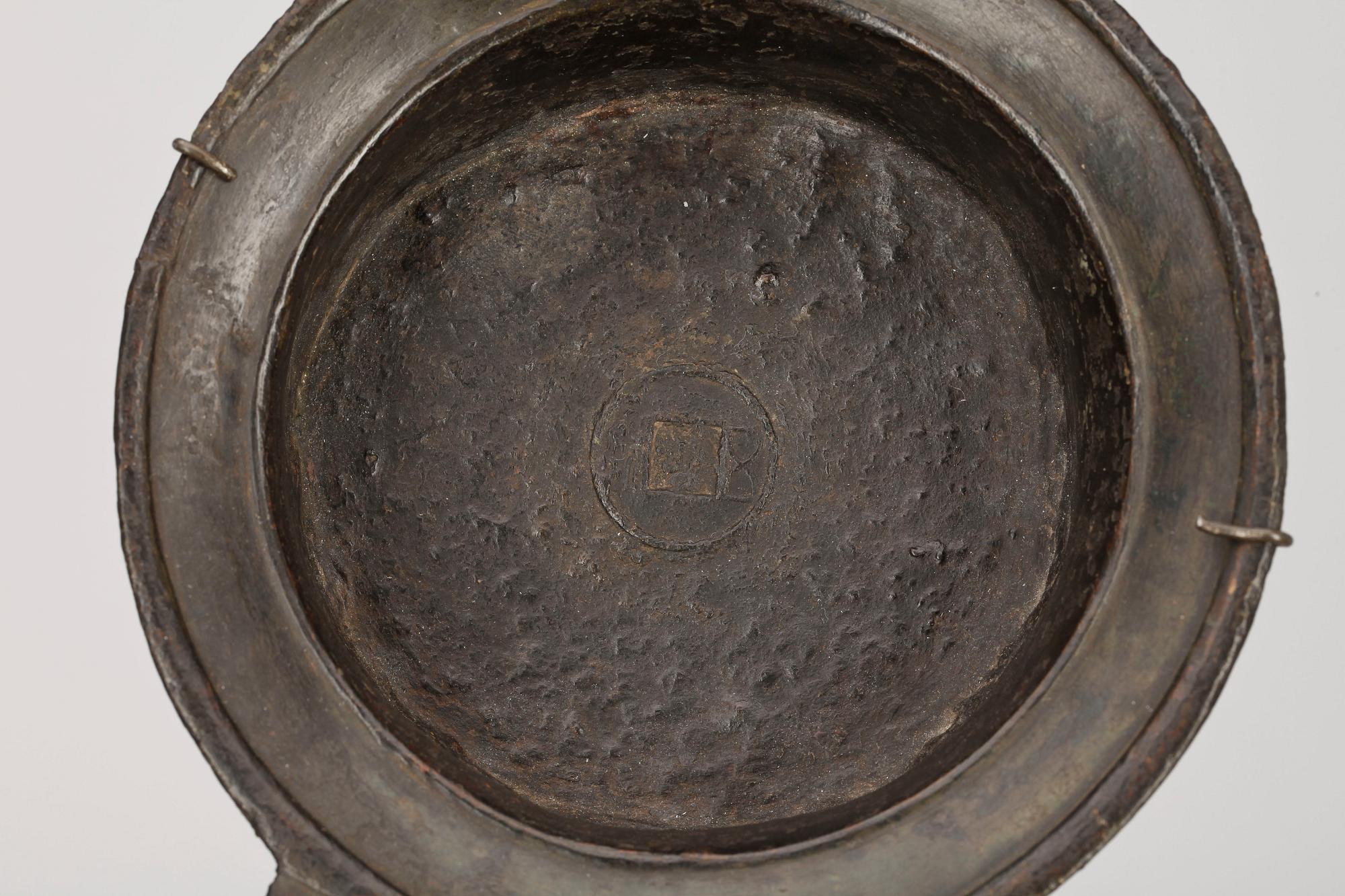 SKOPA / VÄRMARE, brons, Kina, troligen Handynastin (206f. Kr-220e. Kr.).