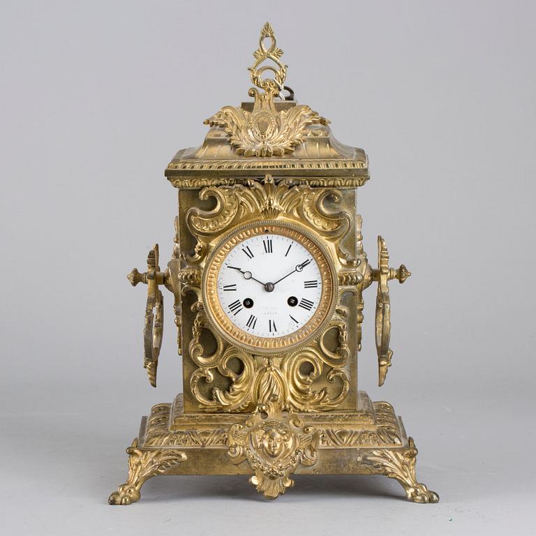 A BRASS MANTEL CLOCK FROM CA 1900.