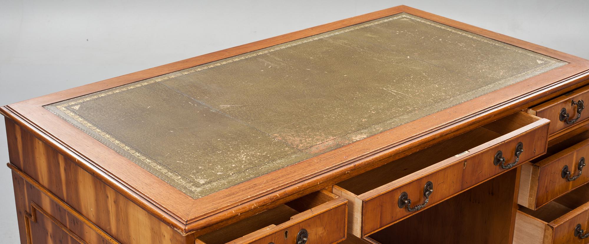 SKRIVBORD. England, 1900-talets andra hälft.