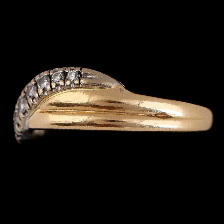 RING, 18K tvåfärgat guld, biljantslipade diamanter. Vikt 4 g.