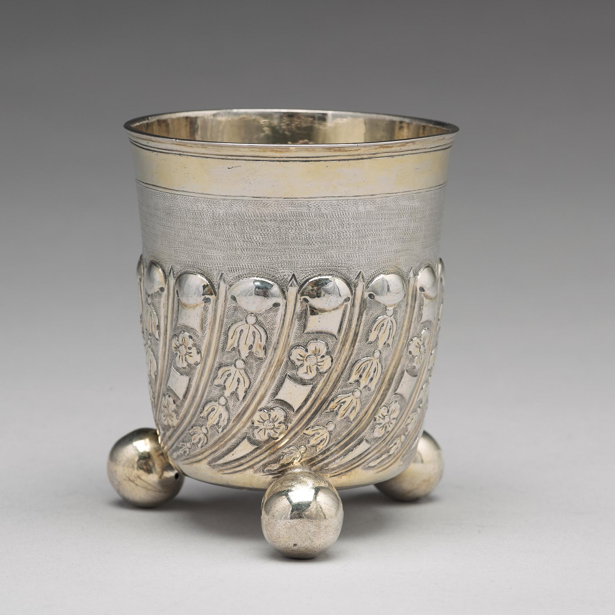 Icke identifierad mästarstämpel, bägare på kulfötter, silver, Moskva 1737.