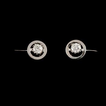ÖRHÄNGEN, ett par, 18k vitguld med 2 briljantslipade diamanter, totalt ca 0,2 ct. Vikt 2 g.