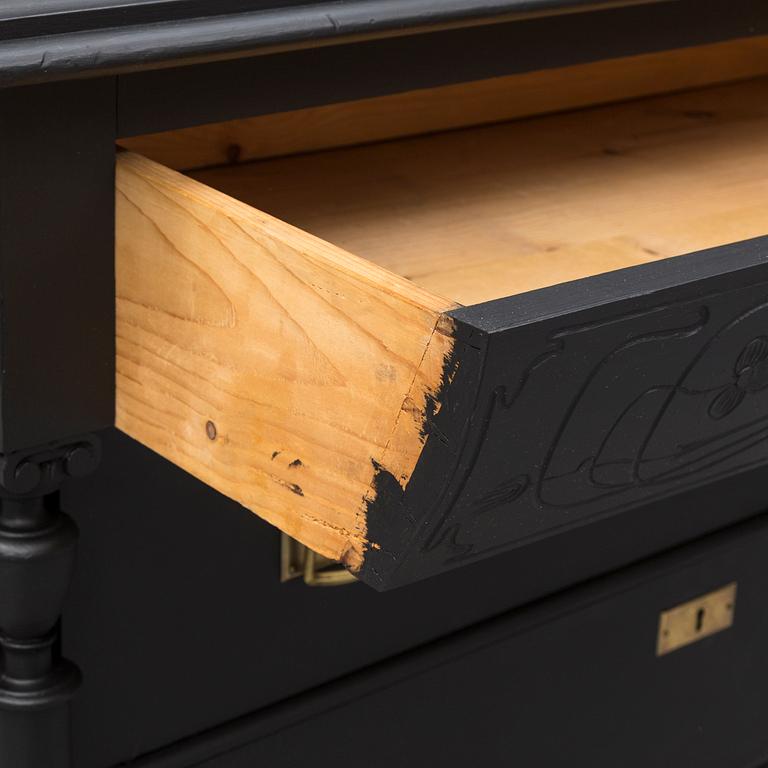 A painted chest of drawers from around year 1900.