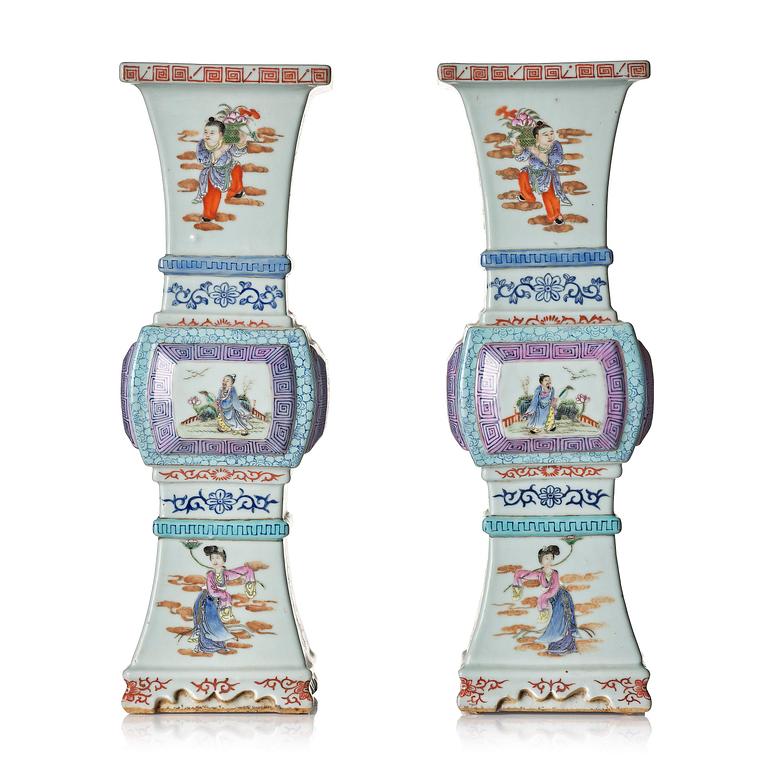 A pair of famille rose 'immortals' altar vases, late Qing dynasty/Republic.