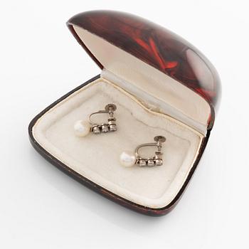 A pair of earrings in 18K white gold with round brilliant-cut diamonds and cultured pearls.