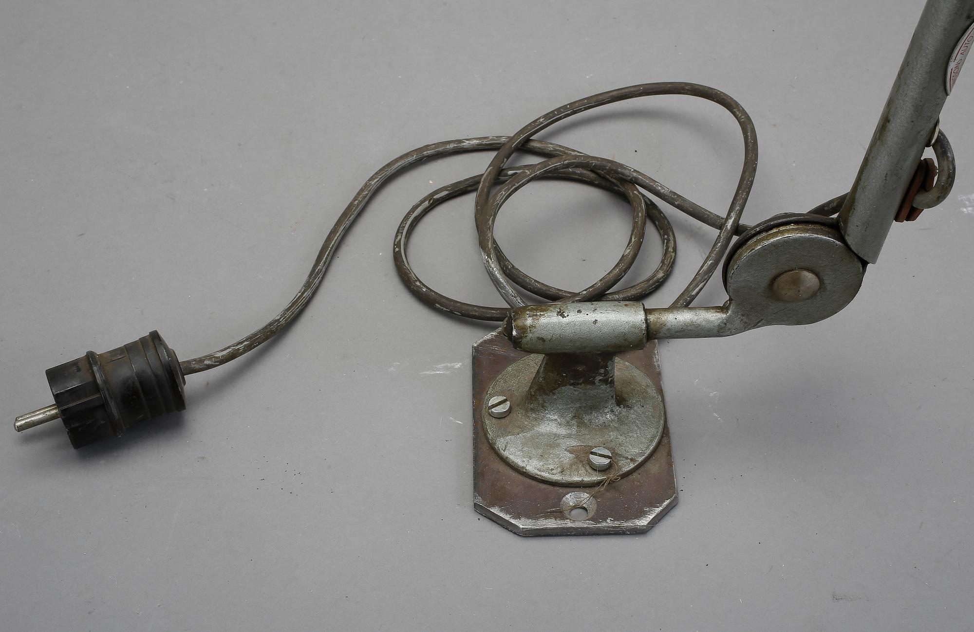 INDUSTRILAMPOR. 2 st, bla Essde-lampa, Bröderna Johansson, Auto metall, Skellefteå, 1930/40-tal.