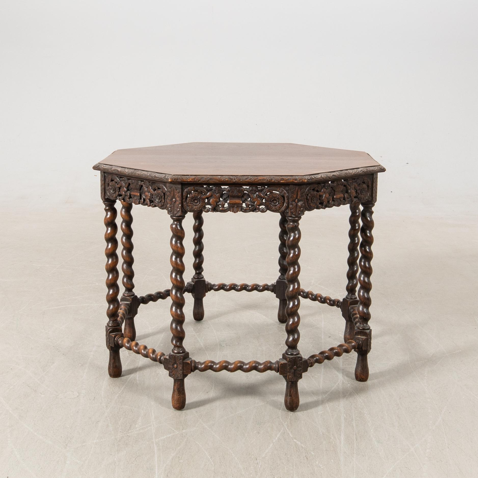 Coffee table, first half of the 20th century.