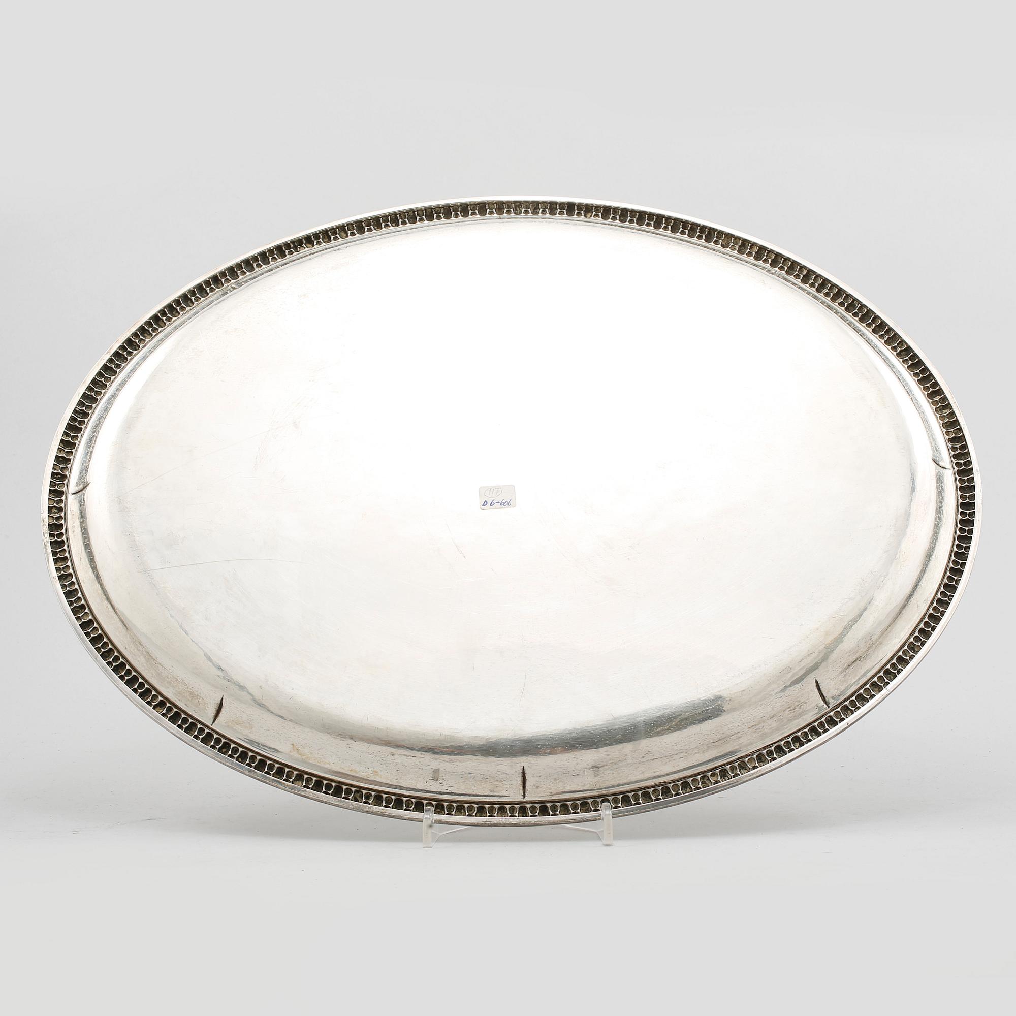 BRICKA, silver, importstämplad och fullmaktsstämplad Carl Andreas Kjernås, Göteborg, 1920. Vikt 1081 g.