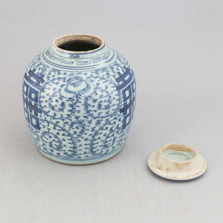 A blue and white jar, Qing dynasty, 19th Century.