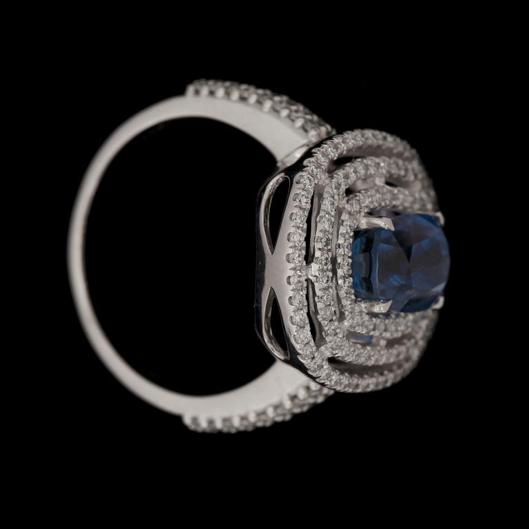 RING, fasettslipad safir 3.05 ct med briliantslipade diamanter, tot. 0.74 ct.