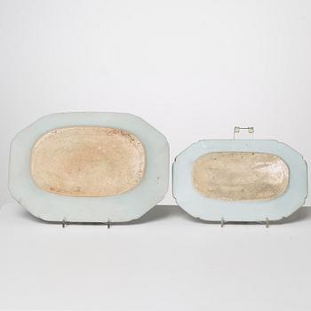 STEKFAT, 2 st, porslin, Qianlong resp Jiaqing, Kina 1700-tal till omkring 1800.
