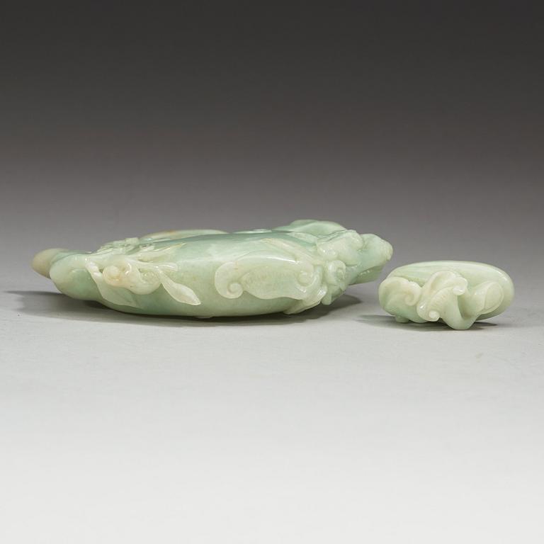 A carved jadeit tea-pot with cover, presumably late Qing dynasty (1644-1912).