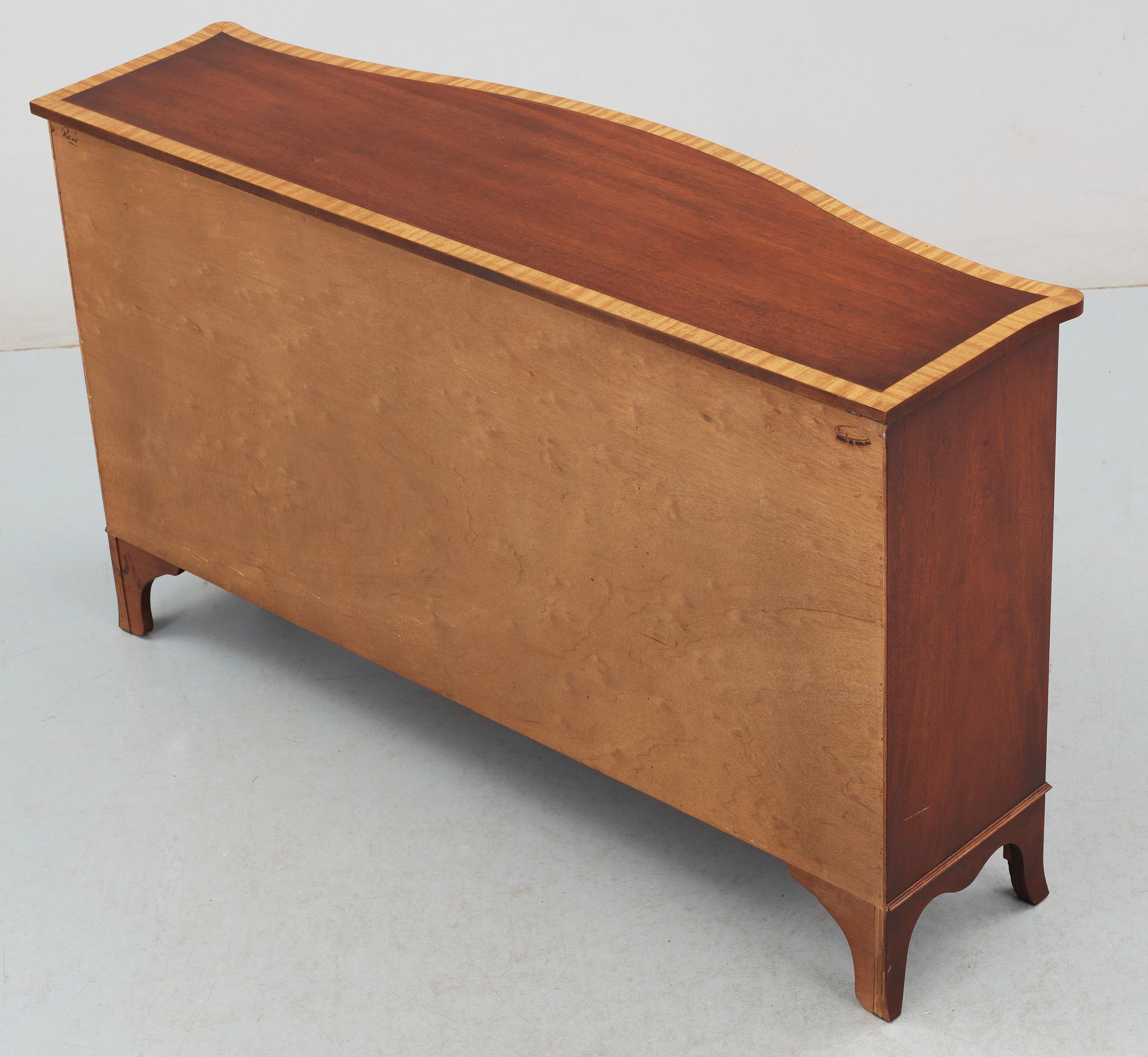 SIDEBOARD. Engelsk stil, 1900-talets första hälft.