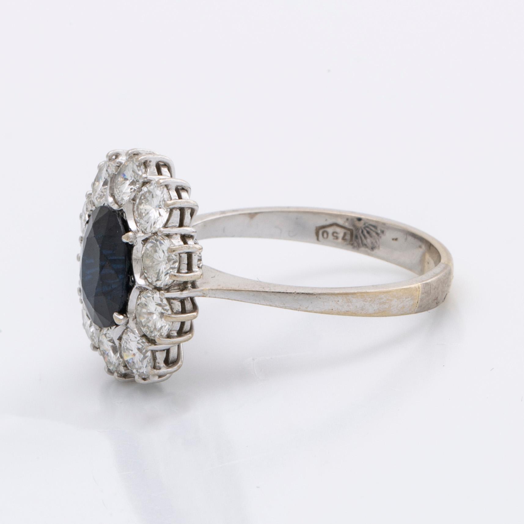 SAPPHIRE RING 18K whitegold 1 sapphire approx 9 x 7 mm and brilliant-cut diamonds approx 1,5 ct.