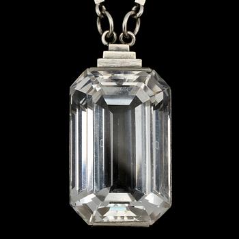 HÄNGESMYCKE, sterling med fasettslipad bergskristall, Wiwen Nilsson, Lund, 1946. Vikt 42 g.