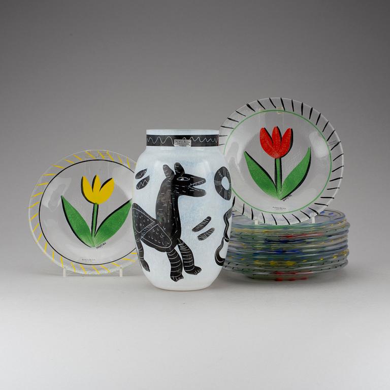 VAS och ASSIETTER, 1+12, glas, Ulrica Hydman-Vallien, signerad.