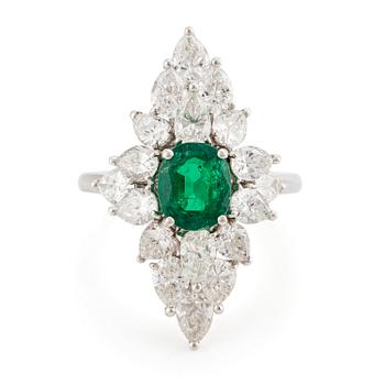 562. An platinum ring set with a faceted emerald and brilliant-cut pearshaped diamonds.