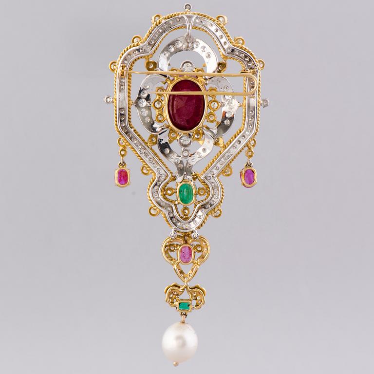 BROSCH / HÄNGE, 18K guld och vitguld, rubiner, smaragder, diamanter, odlad pärla. Iran.