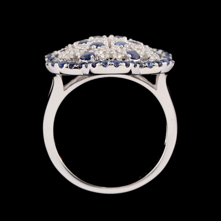 RING, 18k vitguld med 49 briljantslipade diamanter, tot 0.59 ct samt 54 blå safirer, tot 1.21 ct. Vikt 6 g.