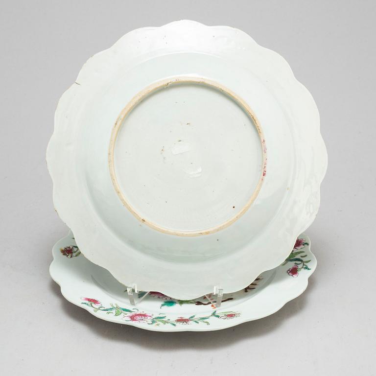 A famille rose export porcelain bowl and a pair of pates, Qing dynasty, 18th century.
