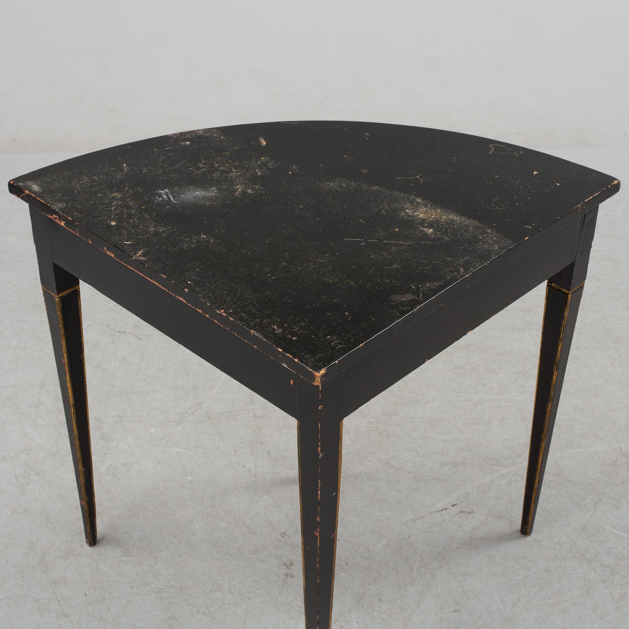 HÖRNBORD, gustavianskt, omkring år 1800.