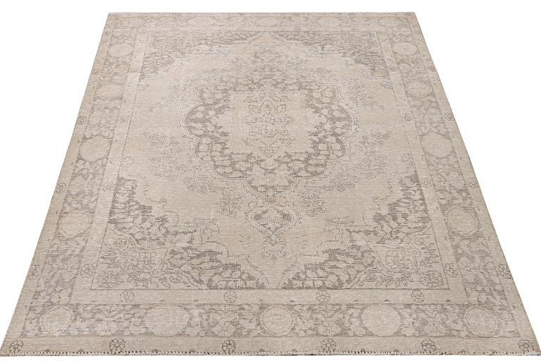 An Ushak capet, c. 279 x 188 cm.