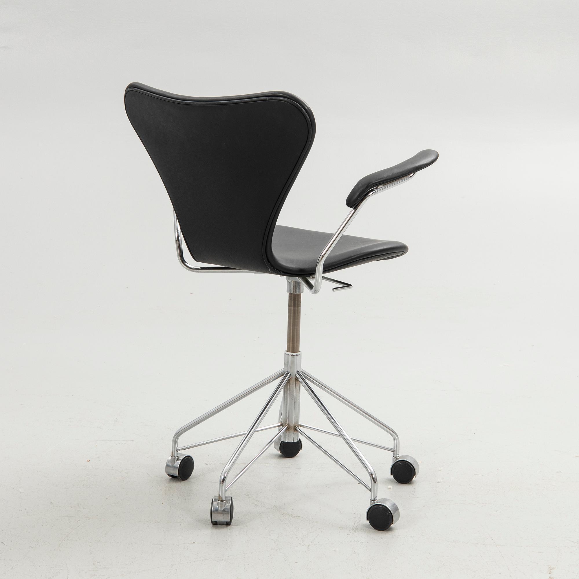 Arne Jacobsen, Office chair, "3217 Sjuan", Republic of Fritz Hansen, Denmark.