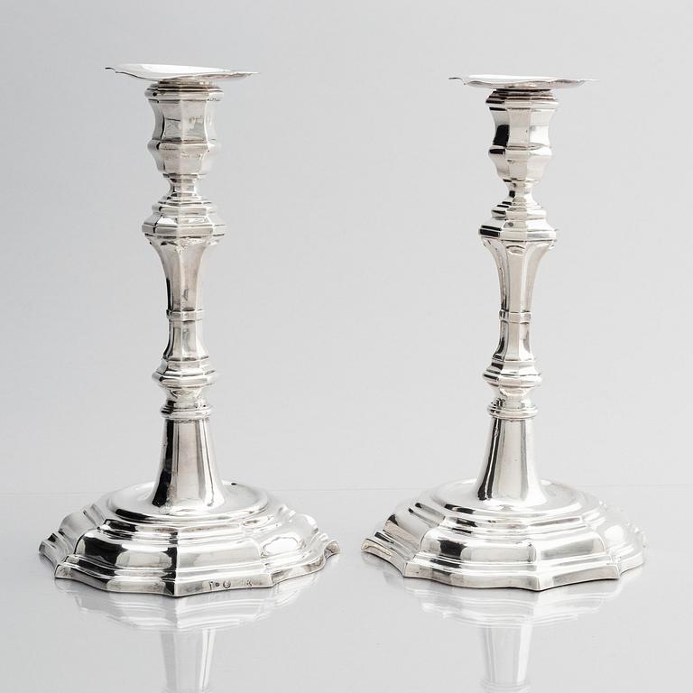 Jonas Thomasson Ronander, ljusstakar, ett par, silver, Stockholm 1754. Senbarock.