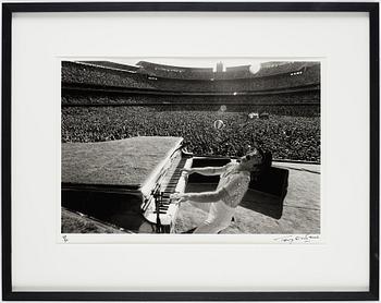 Terry O'Neill, "Elton John, Dodgers Stadium, Howling", 1975.