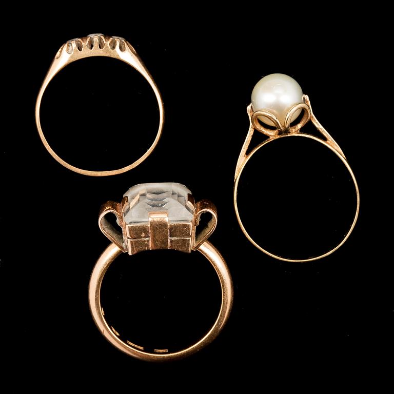RINGAR, 3 st, 18k guld, bl a bergkristall och pärlor, 1930-48. Tot ca 12 gr.