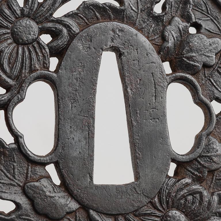 Tsuba, 2 st, Japan, mumei/mei, Edo.