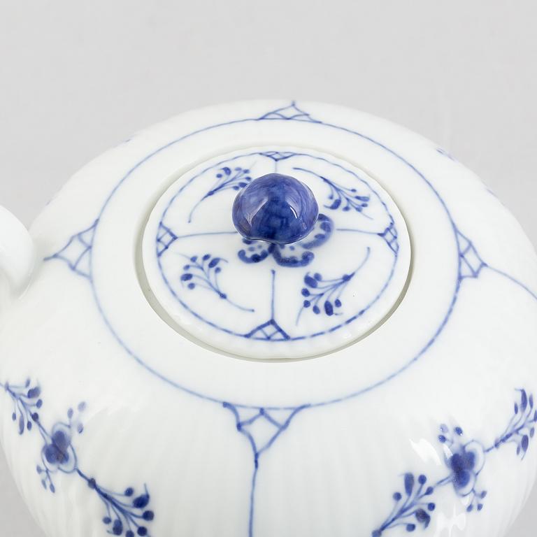 Tekanna, porslin, Royal Copenhagen, "Musselmalet", modell  251, 1898-1923.
