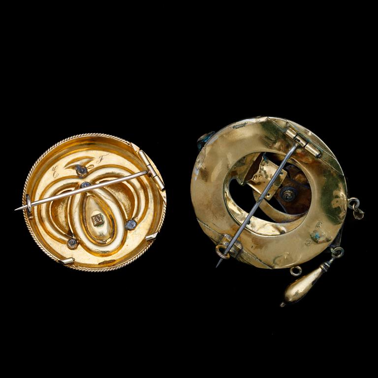 BROSCHER, 2 st, guld 18k guld tot ca 12g, 14k guld tot ca 10g, 1800-tal.