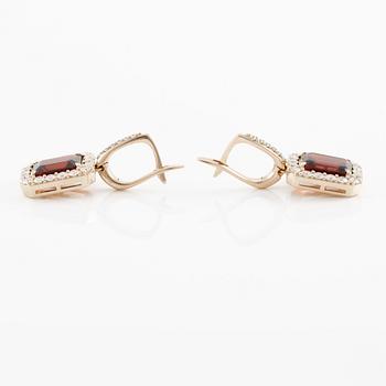 Örhängen 18K guld med granater och briljantslipade och åttkantslipade diamanter.