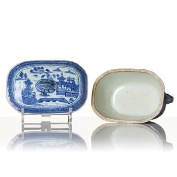 A Chinese blue and white porcelain service, 16 pieces, Qing dynasty, Qianlong (1736-95).