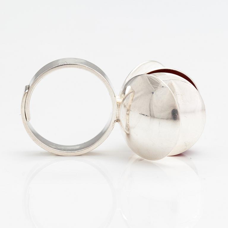 Elis Kauppi, A sterling silver ring with a chalcedony. Kupittaan kulta, Turku 1970.