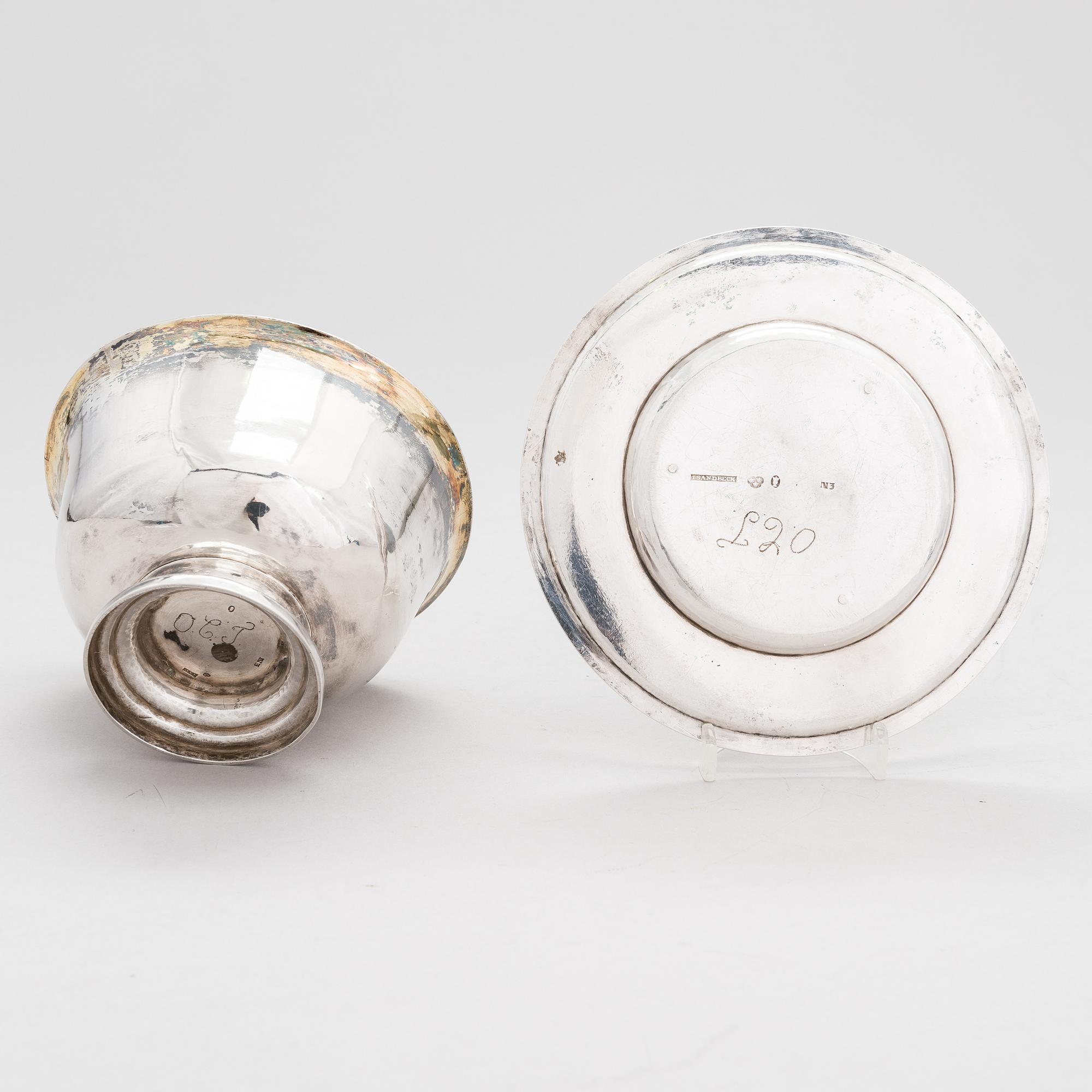 ISAAC SANDBECK, KASTIKEMALJA aluslautasella, hopeaa, Tukholma 1819.