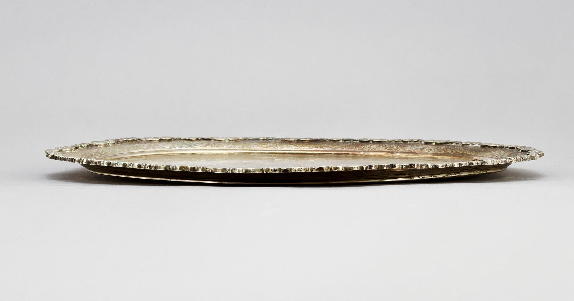BRICKA, silver, orientalisk, 1900-tal. Tot. v. ca 830 g.