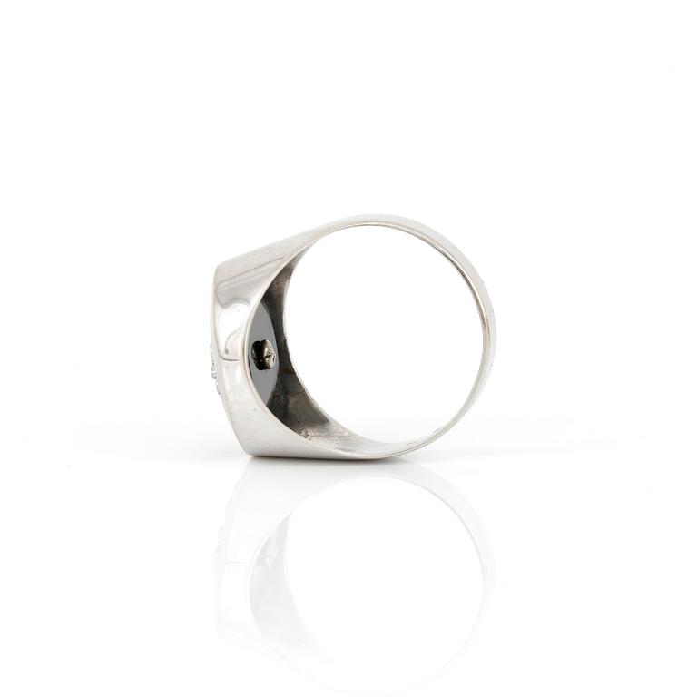 RING, 18K vitguld med sannolikt onyx. Total vikt ca 7,94 g.