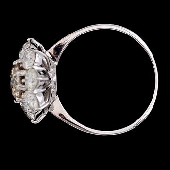 RING, 18 k vitguld, briljantslipade diamanter tot ca 2.88 ct. Vikt ca 5,5 g.