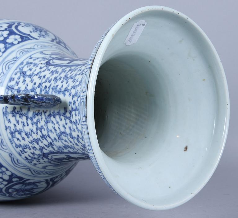 GOLVURNA, porslin, Kina, 1800-tal.